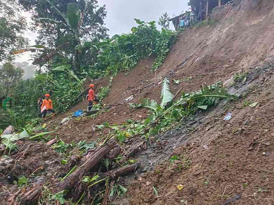 Pria 57 Tahun Tewas Tertimbun Longsor di Wlingi Blitar Usai Hujan Deras Longsor di Dusun Genjong RT 03 RW 10 Desa Ngadirenggo Kecamatan Wlingi Kabupaten Blitar Kengakibatkan Seorang Warga Meninggal Dunia Akibat Tertimbun