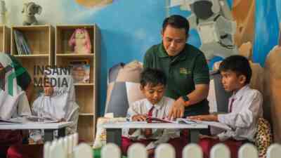 MORAZEN Yogyakarta Memberikan Bantuan Buku pada SDN Temon Kulon Progo