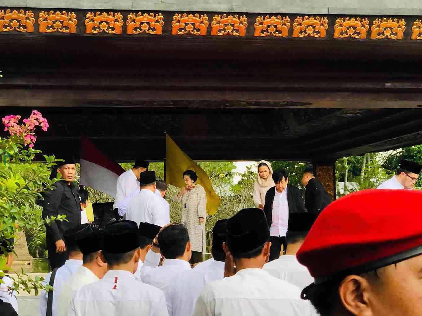 Megawati Soekarno Putri saat Ziarah ke Makam Bung Karno di Kota Blitar