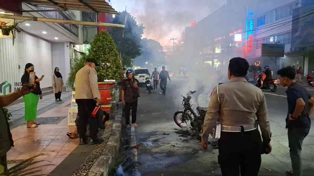 Motor Pemudik di Blitar Terbakar Saat Dihidupkan usai Ngopi Motor Pemudik di Blitar Terbakar