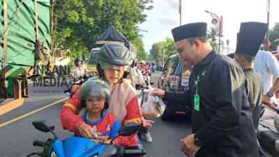 PN Blitar Membagikan 500 Bingkisan untuk Pengguna Jalan di Bulan Suci Ramadan