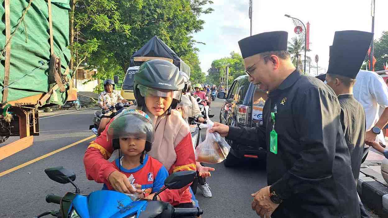 PN Blitar Membagikan 500 Bingkisan untuk Pengguna Jalan di Bulan Suci Ramadan