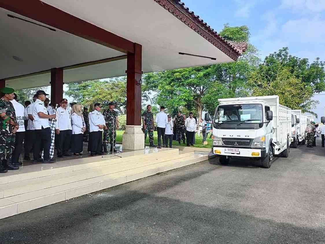 Pemkab Blitar Menyerahkan 79 Truk KDMP