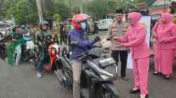Pengurus Bhayangkari Polsek Selorejo Berbagi Takjil kepada Pengguna Jalan