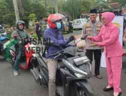 Bhayangkari Polsek Selorejo Bagikan Takjil untuk Pengguna Jalan