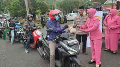 Bhayangkari Polsek Selorejo Bagikan Takjil untuk Pengguna Jalan