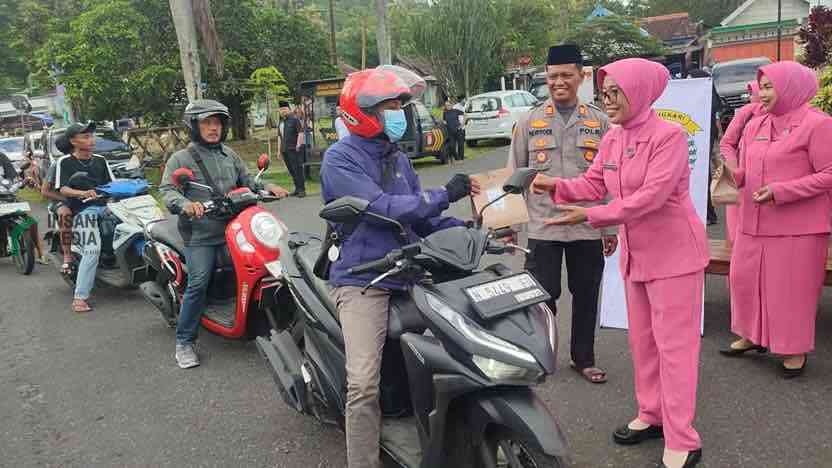 Pengurus Bhayangkari Polsek Selorejo Berbagi Takjil kepada Pengguna Jalan