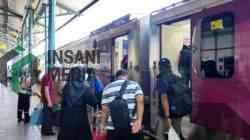 Penumpang Kereta Api Memadati Stasiun saat Arus Mudik Lebaran