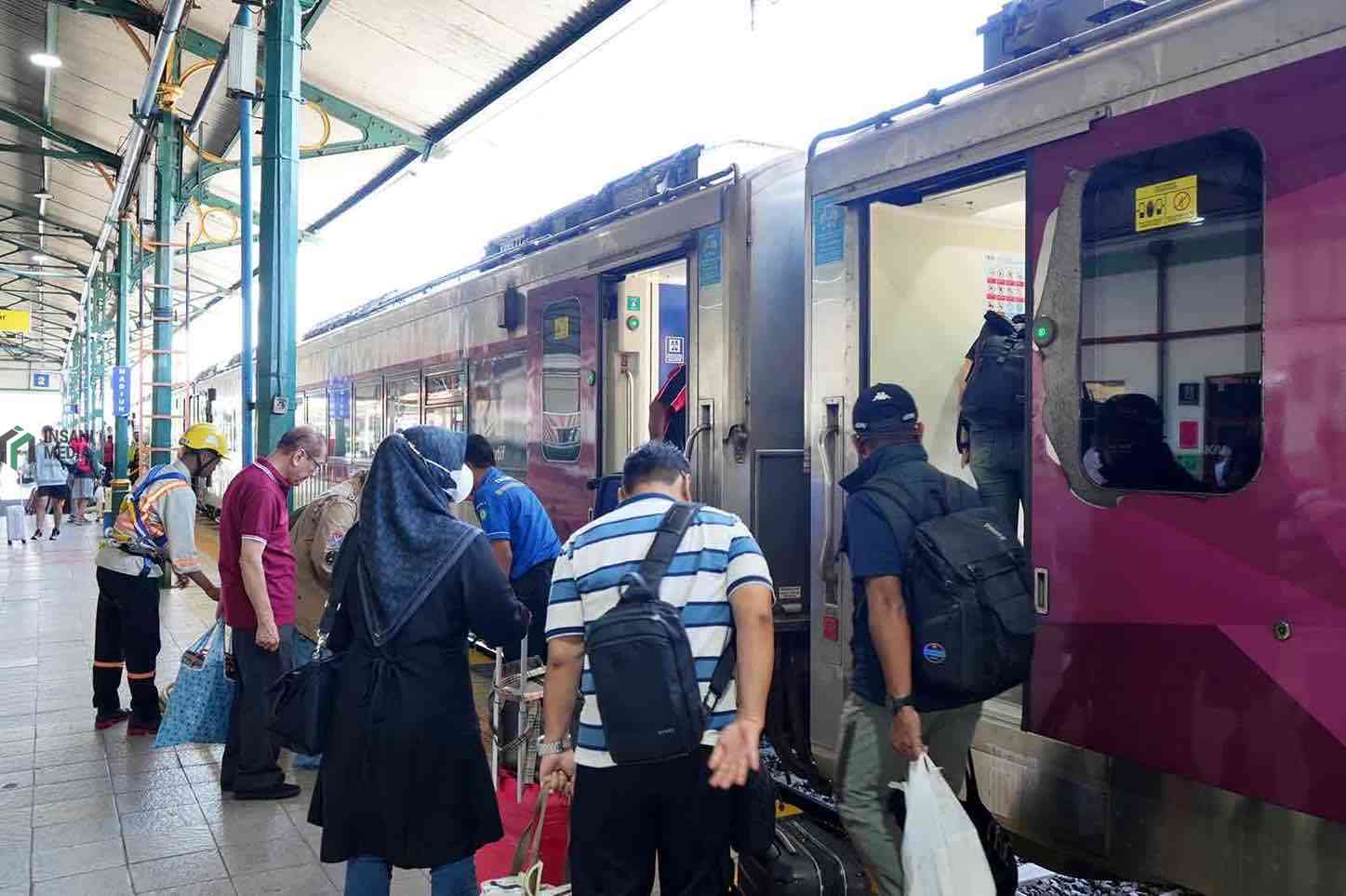 Penumpang Kereta Api Memadati Stasiun saat Arus Mudik Lebaran