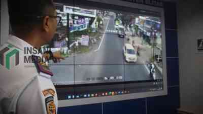 Petugas Dishub Kabupaten Blitar Memantau Arus Mudik Mulai Padat Melalui CCTV