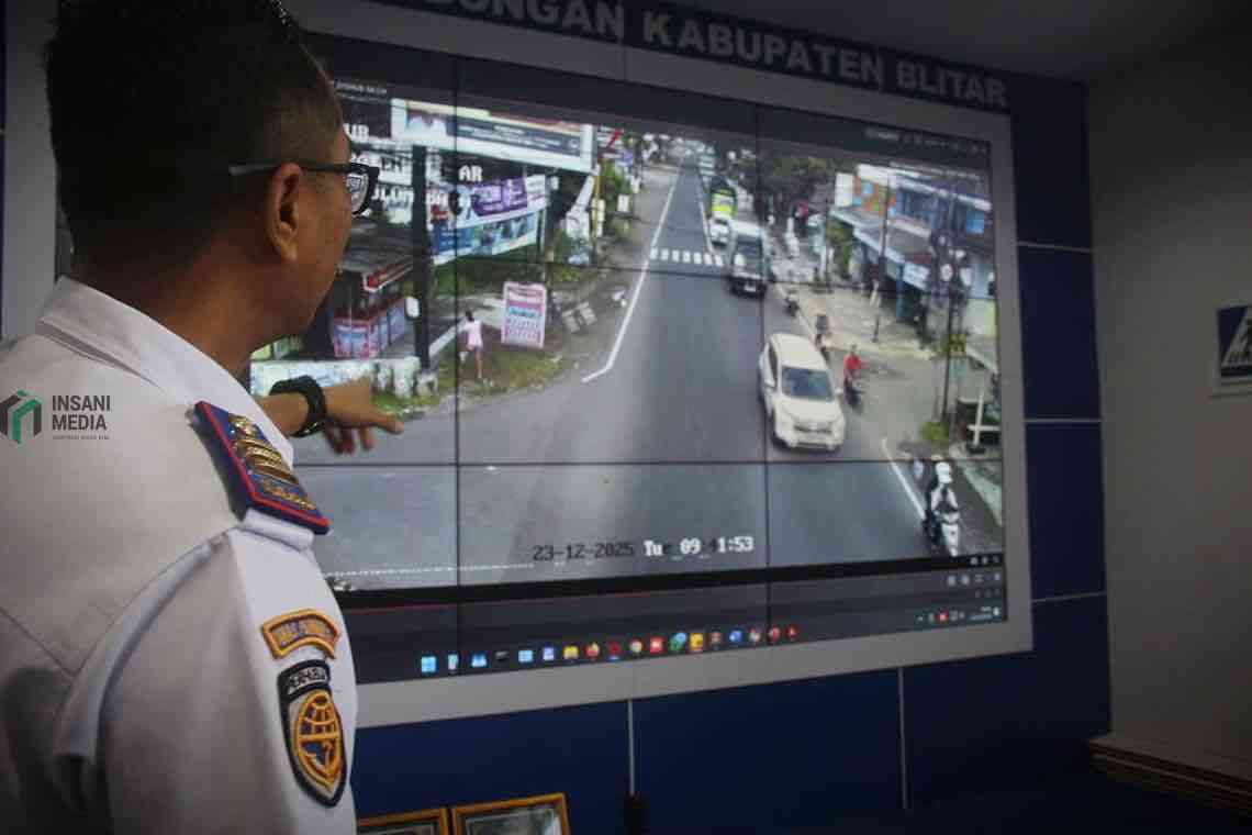 Petugas Dishub Kabupaten Blitar Memantau Arus Mudik Mulai Padat Melalui CCTV