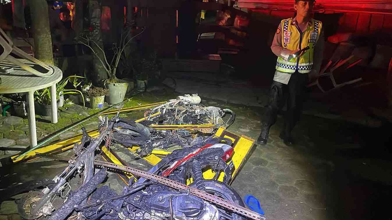 Petugas Pemadam Kabupaten Blitar Memadamkan Api yang Membakar Kios Sembako dan Dua Unit Sepeda Motor Honda Beat di Desa Ringinrejo Kecamatan Garum Kabupaten Blitar