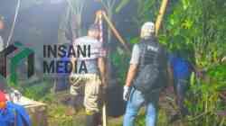 Petugas Pemadam Kebakaran Kabupaten Blitar Mengevakuasi Jenazah Kartini Lansia yang Masuk ke Dalam Septic Tank di Rumahnya Desa Krisik Kecamatan Gandusari Kabupaten Blitar