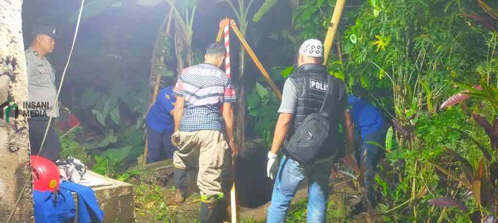 Petugas Pemadam Kebakaran Kabupaten Blitar Mengevakuasi Jenazah Kartini Lansia yang Masuk ke Dalam Septic Tank di Rumahnya Desa Krisik Kecamatan Gandusari Kabupaten Blitar