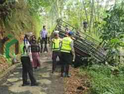 Pikap Angkut 29 Warga Terguling di Tanjakan Sempor, Tiga Orang Tewas