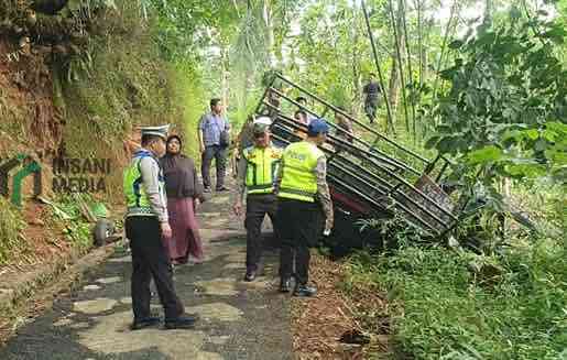 Pikap Bermuatan 29 Orang Terguling di di Dukuh Karangkemiri Desa Somagede Kecamatan Sempor Kebumen 3 Orang Meninggal