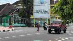 Polisi Cepek Penyebrang Jalan di Jalan Sudanco Supriadi Kota Blitar