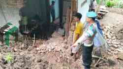 Polisi dan Warga Kutowinangun Gotong Royong Bersihkan Sisa Longsor di Kecamatan Kutowinangun, Kebumen Polisi dan Warga Membersihkan Puing puing Longsor di Kecamatan Kutowinangun Kebumen