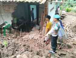Polisi dan Warga Kutowinangun Gotong Royong Bersihkan Sisa Longsor di Kecamatan Kutowinangun, Kebumen
