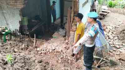 Polisi dan Warga Kutowinangun Gotong Royong Bersihkan Sisa Longsor di Kecamatan Kutowinangun, Kebumen