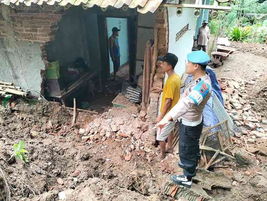 Polisi dan Warga Kutowinangun Gotong Royong Bersihkan Sisa Longsor di Kecamatan Kutowinangun, Kebumen Polisi dan Warga Membersihkan Puing puing Longsor di Kecamatan Kutowinangun Kebumen