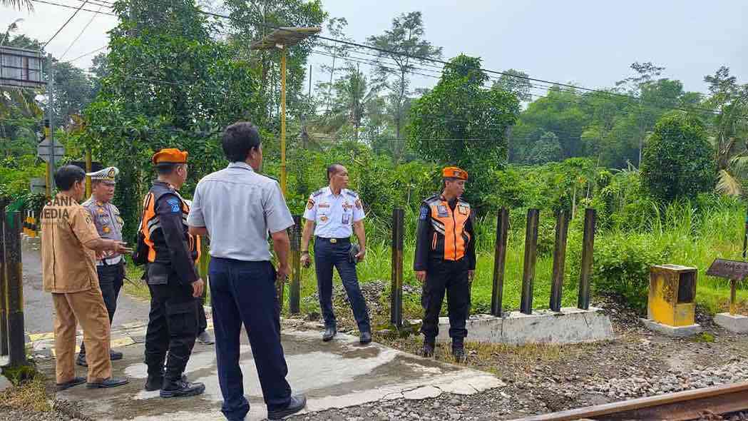 Polres Blitar Kota Tutup Perlintasan KA Tanpa Palang Jelang Operasi Ketupat 2026 Polres Blitar Kota dan Dishub Kabupaten Blitar Menutup Perlintasan Kereta Api tanpa Palang Pintu