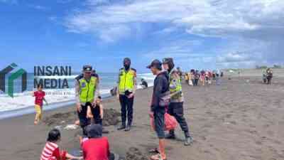 Patroli Lebaran di Pantai Setrojenar, Polres Kebumen Ingatkan Bahaya Ombak