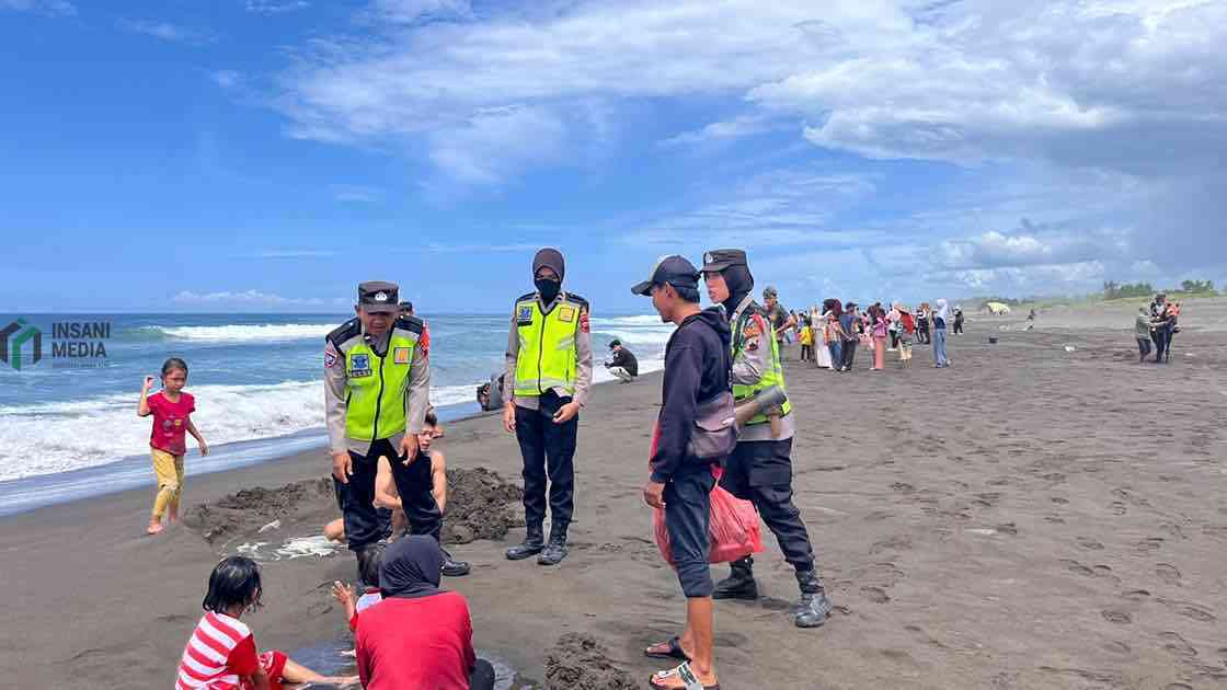 Polres Kebumen Patroli di Pantai Setrojenar Ingatkan Bahaya Ombak Besar pada Wisatawan