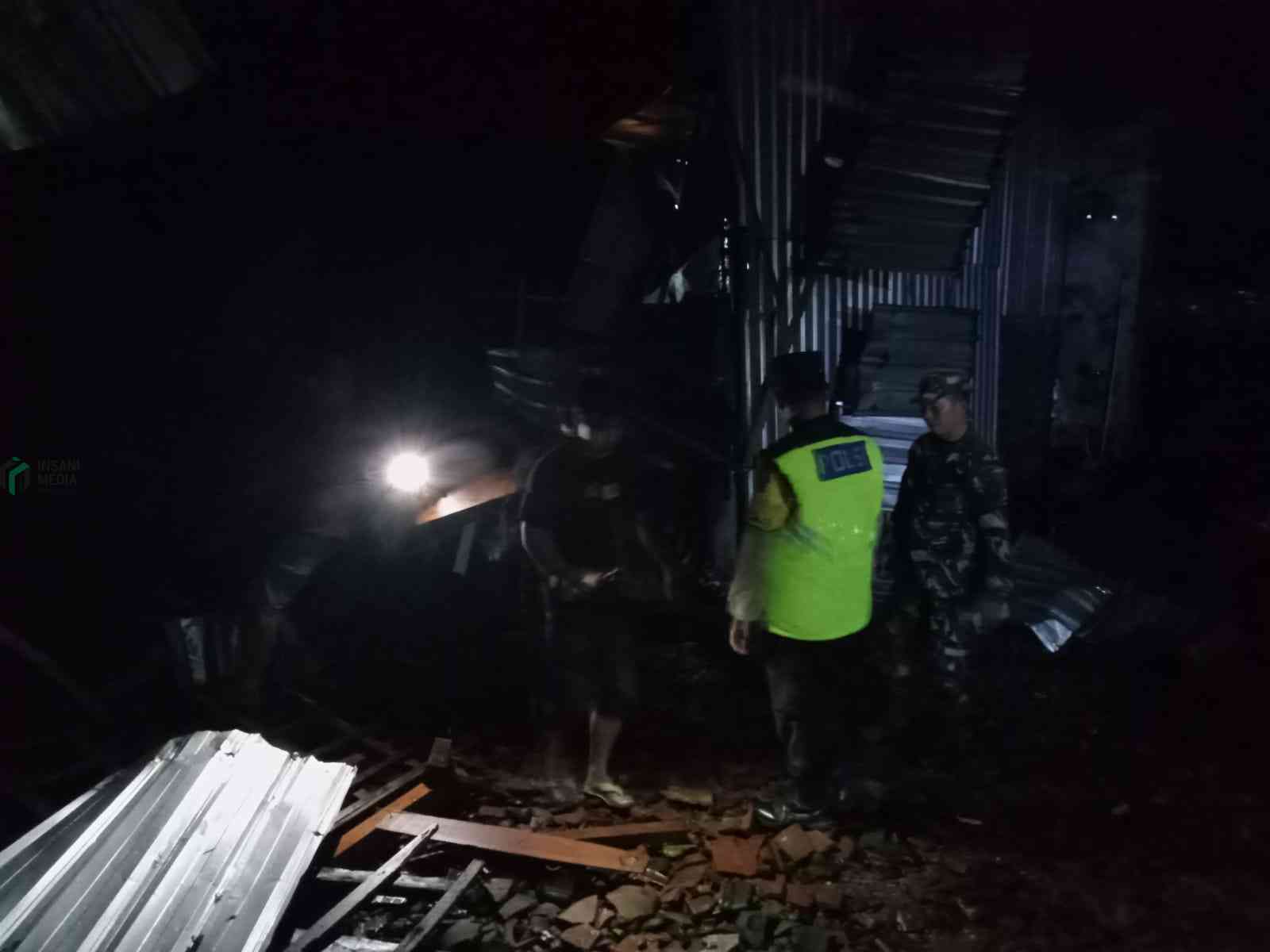 Resto di Kecamatan Merit Kecamatan Kebumen Roboh akibat Angin Kencang