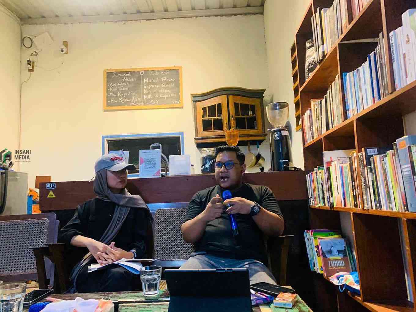 Saipudin menyampaikan kritik terhadap praktik eksploitasi tambang dalam diskusi Lapak Baca Ceria di Blitar Sabtu 143