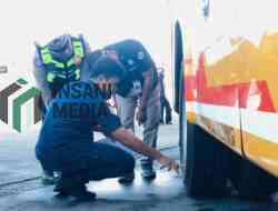 Polisi Periksa Bus di Terminal Patria Kota Blitar untuk Pastikan Mudik Lebaran Aman