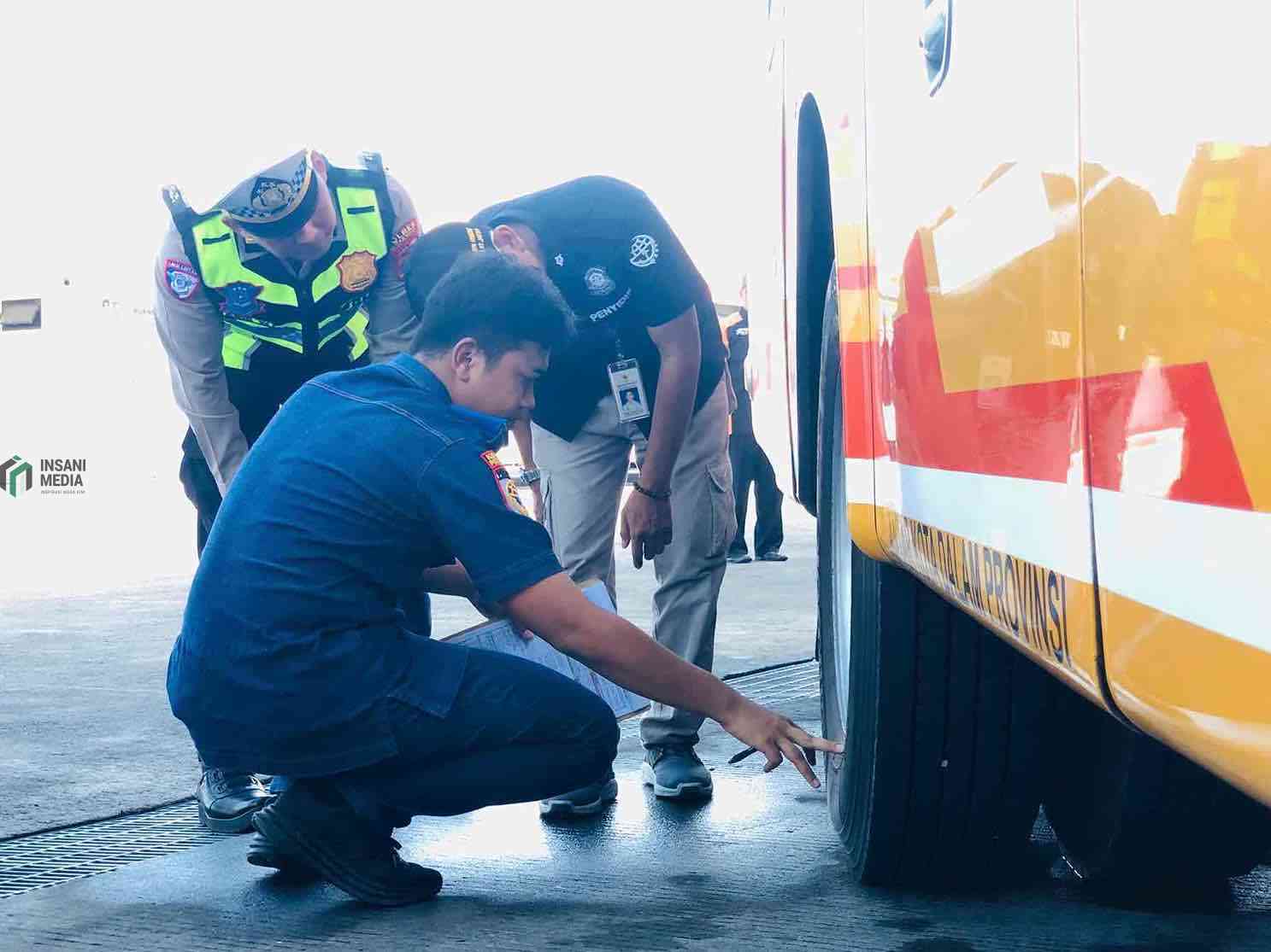 Polisi Periksa Bus di Terminal Patria Kota Blitar untuk Pastikan Mudik Lebaran Aman Satlantas Polres Blitar Kota Melakukan Remp Check pada Bus Menjelang Arus Mudik Lebaran Idul Fitri 2026