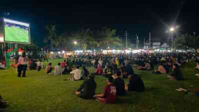 Suasana Nobar Timnas Indonesia Melawan Bulgaria di Alun Alun Kanigoro