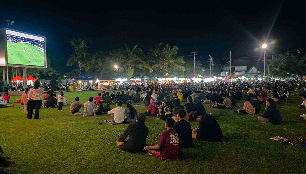 Nobar FIFA Series 2026, Ribuan Warga Padati Halaman Kantor Kabupaten Blitar Suasana Nobar Timnas Indonesia Melawan Bulgaria di Alun Alun Kanigoro