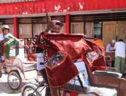 Tukang Becak 74 Tahun di Blitar Terima Bantuan Becak Listrik dari Presiden