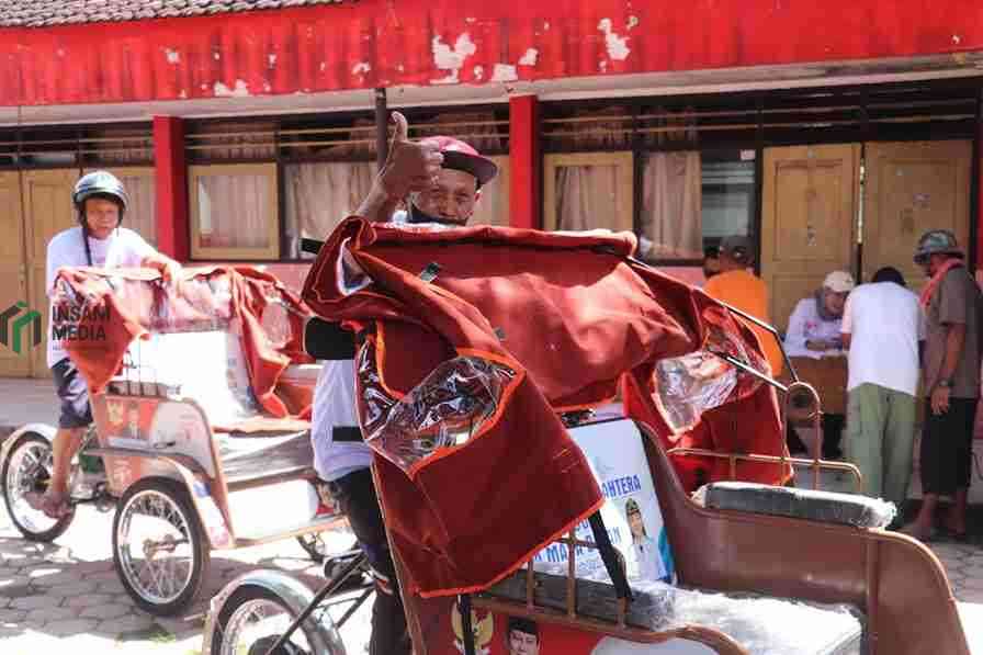 Tukang Becak 74 Tahun di Blitar Terima Bantuan Becak Listrik dari Presiden Sukandar Tukang Becak 74 Tahun di Kota Blitar Mendapatkan Sepeda Listrik dari Presiden Prabowo