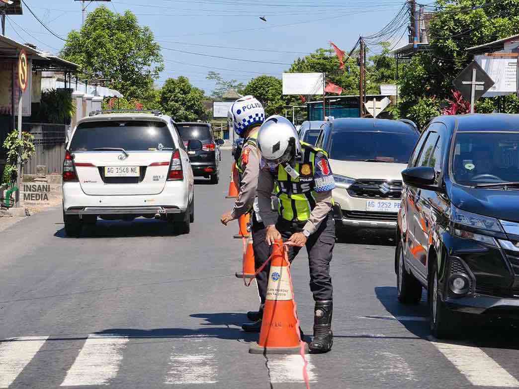 Tim Atur Jalur Polres Blitar Memasang Barrier pembatas Jalan agar Lalu Lintas Lancar