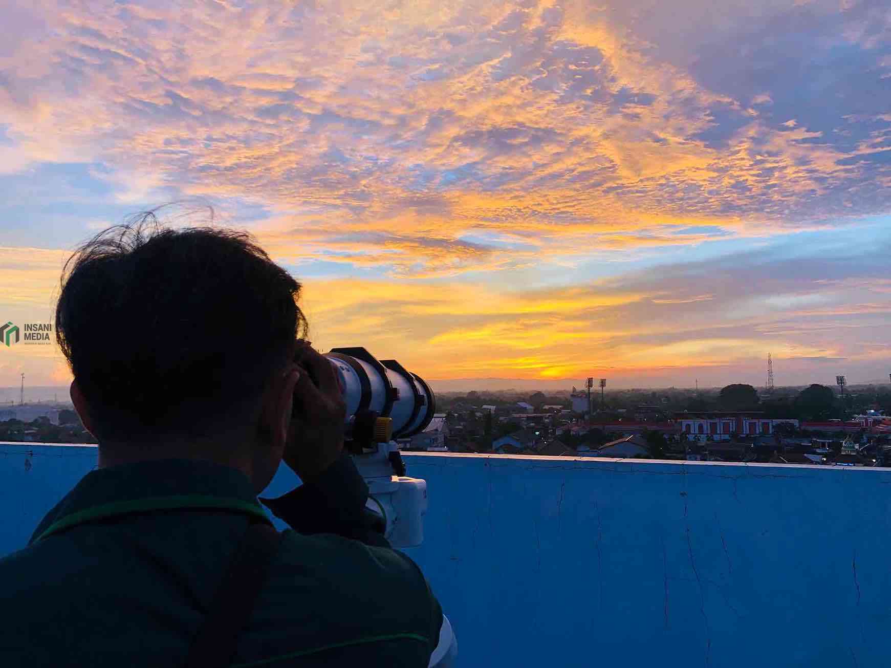 Tim Rukyatul Hilal Memantau Bulan Melalui Teleskop