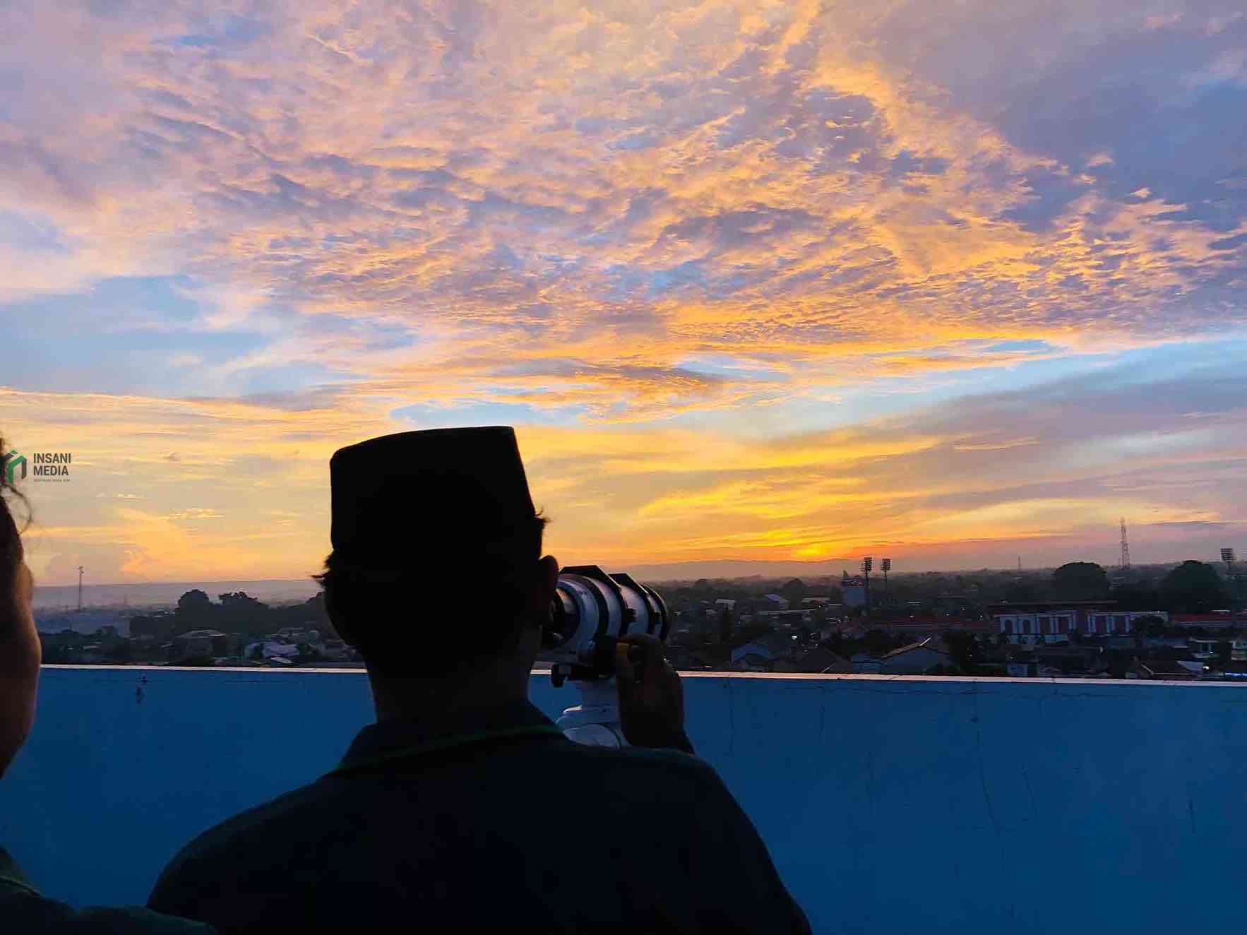 Tim Rukyatul Hilal Memantau Hilal dari Teleskop di Kota Blitar