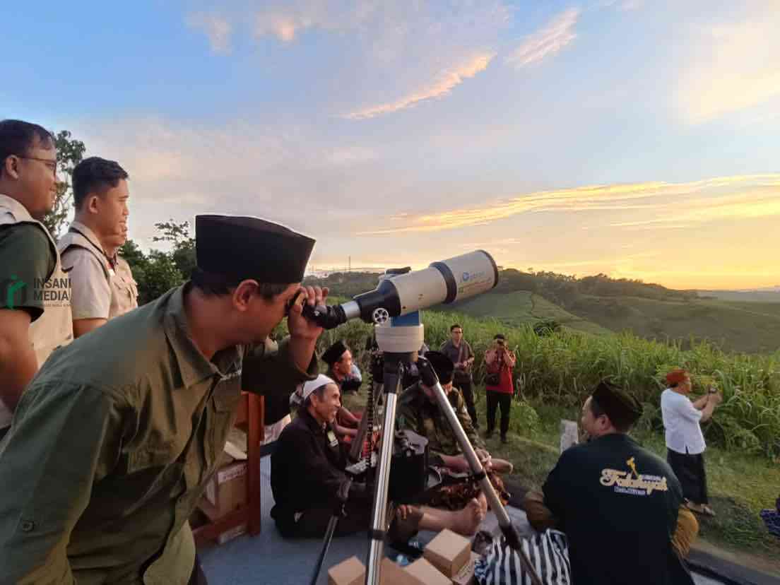 Tim Rukyatul Hilal di Bukit Banjarsari Kecamatan Wonotirto Kabupaten Blitar Memantau Hilal