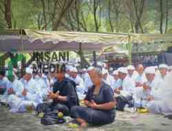 Ribuan Umat Hindu di Blitar Gelar Melasti di Pantai Jolosutro