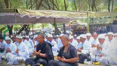 Ribuan Umat Hindu di Blitar Gelar Melasti di Pantai Jolosutro