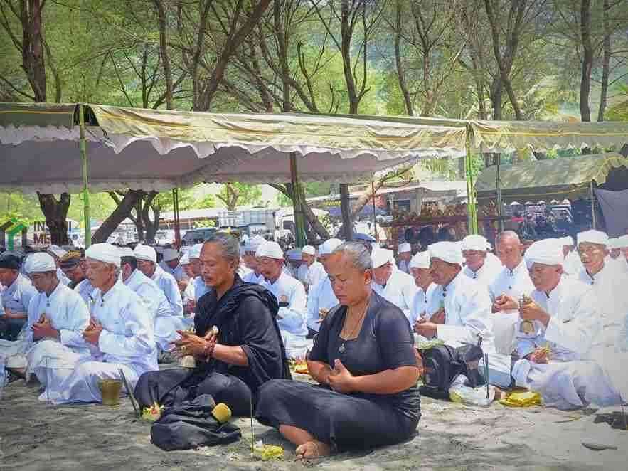 Umat Hindu di Blitar Gelar Melasti di Pantai Jolosutro Kecamatan Wates
