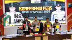 Wakapolres Kediri Kota Kompol Putu Gede Caka Pratyaksa Ratsuko saat Menunjukkan Barang Bukti Narkoba Hasil Operasi Pekat Semeru 2026