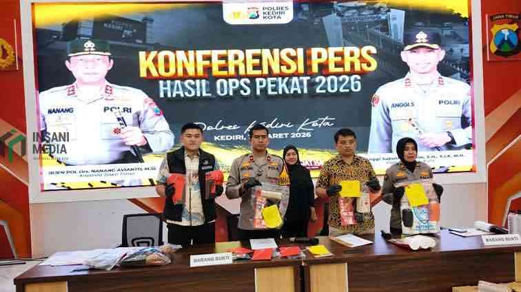 Wakapolres Kediri Kota Kompol Putu Gede Caka Pratyaksa Ratsuko saat Menunjukkan Barang Bukti Narkoba Hasil Operasi Pekat Semeru 2026