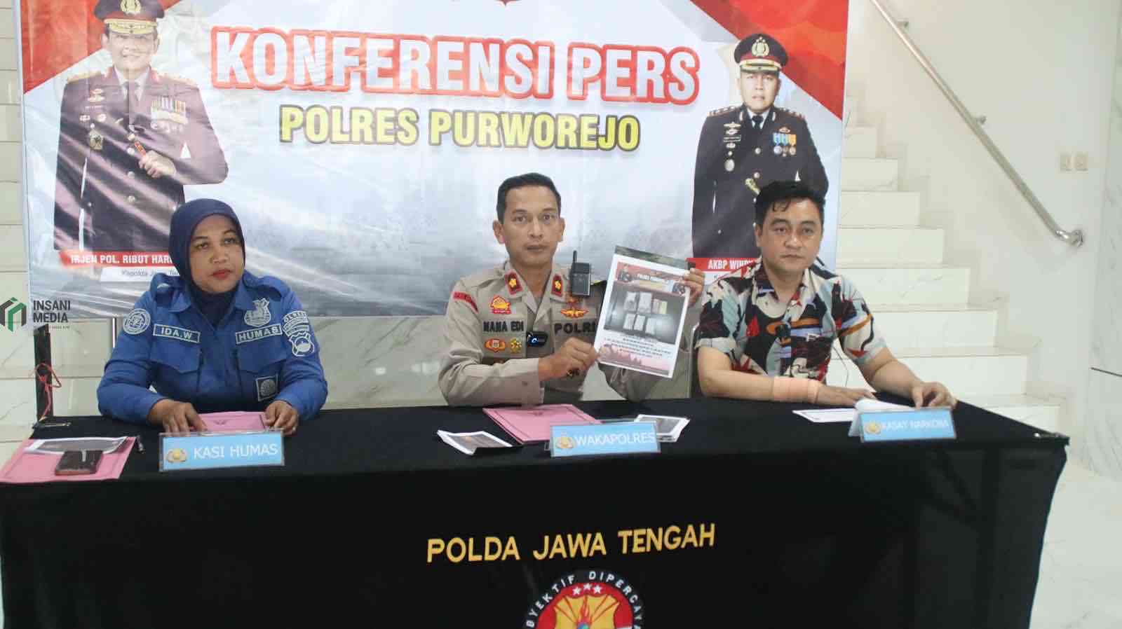 Wakapolres Purworejo Kompol Nana Edi Sugito S.H. saat Menunjukkan Barang Bukti Pil Putih Berlogo Y