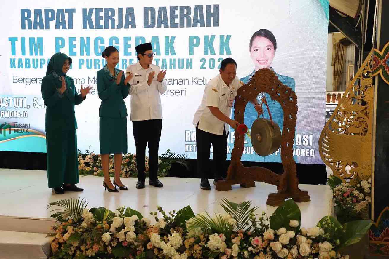 Wakil Bupati Purworejo Dion Agasi Setiabudi SIKom MSi dan Sekretaris Daerah Kabupaten Purworejo Suranto ST SSos MPA saat Membuka Raker PKK Wujudkan Kebumen Berseri
