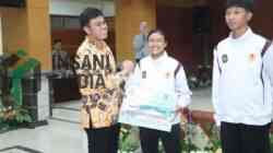 Wali Kota Blitar Syauqul Muhibbin Menyerahkan Bonus Atlet Berprestasi di Porprov Jatim 2025