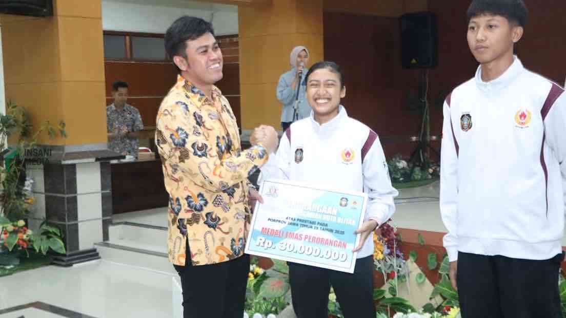 Jelang Hari Raya Bonus Atlet Cair, Wali Kota Blitar Soroti Turunnya Peringkat Porprov Wali Kota Blitar Syauqul Muhibbin Menyerahkan Bonus Atlet Berprestasi di Porprov Jatim 2025
