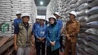 Wali Kota Kediri Vinanda Prameswari saat Mengunjungi Gudang Bulog